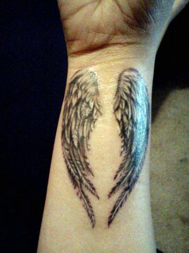 28 Elegant Angel Wings Tattoos On Wrists