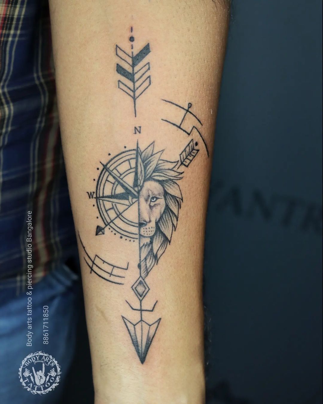 51 Gorgeous Wrist Tattoos To Try In 2019 Compass Tattoo Compass