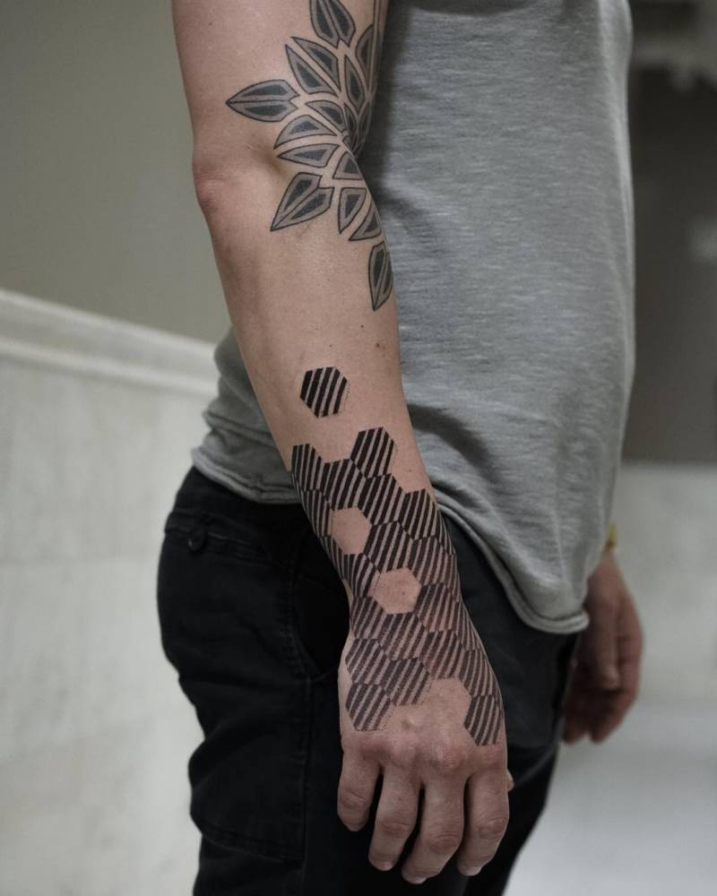 8 Delightful Honeycomb Tattoo Designs For Nature Devotees