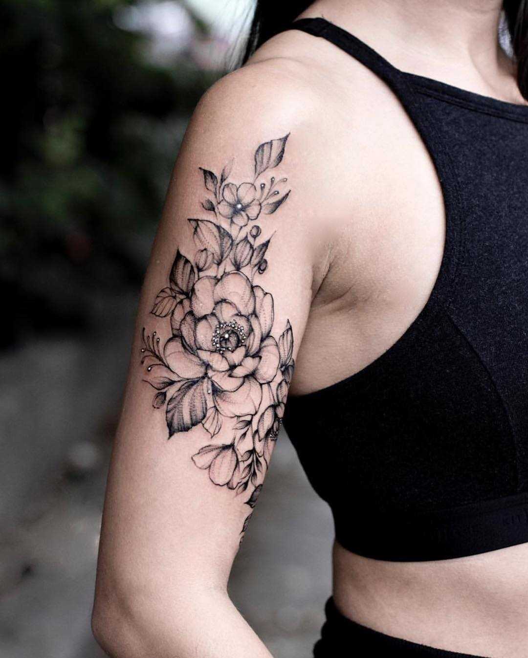 Blackwork Style Floral Tattoo On The Right Upper Arm