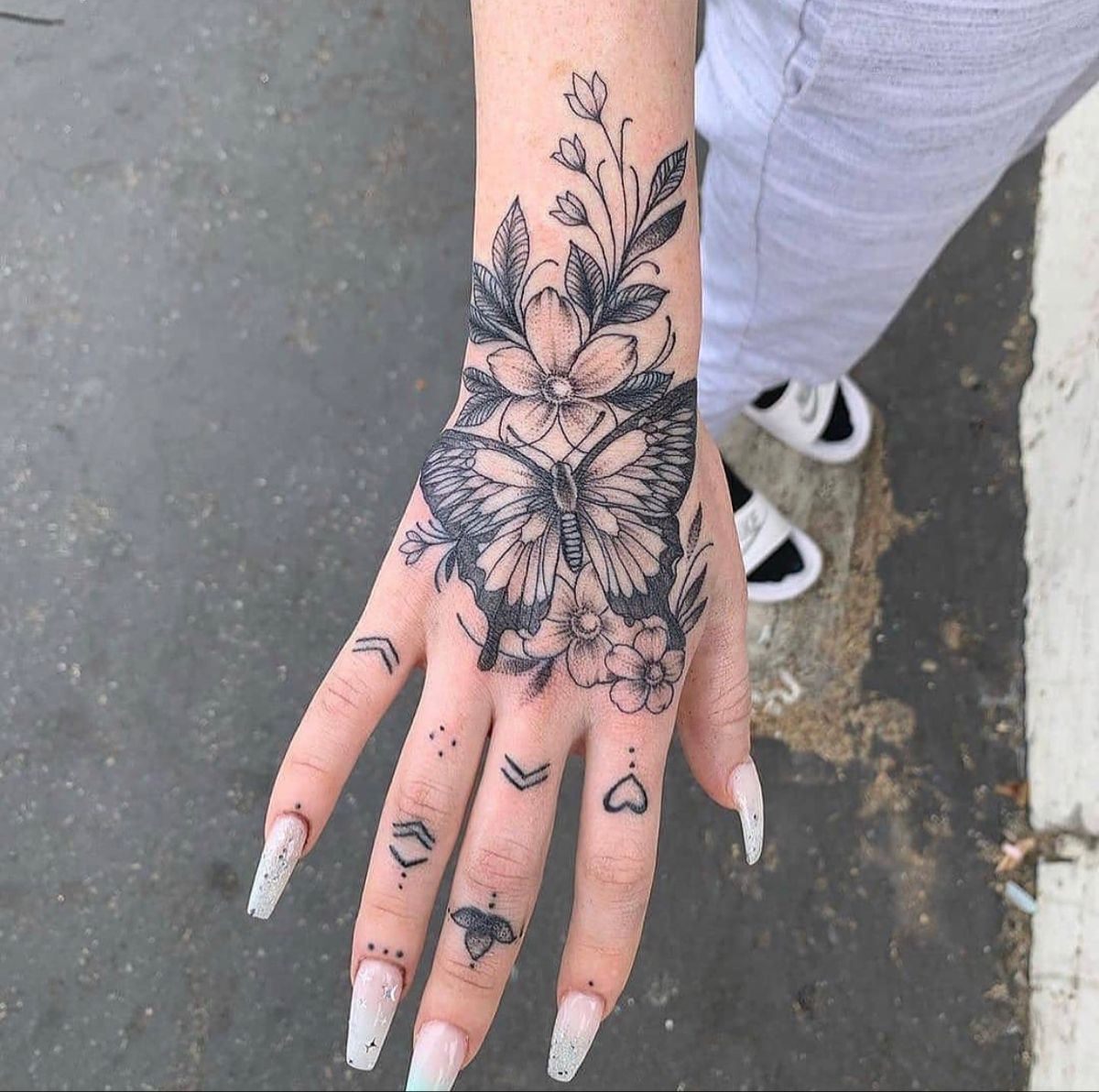 10 Delicate Hand Tattoos for Women