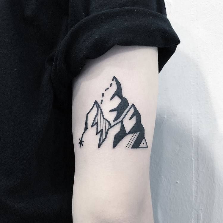 Minimalist Mountain Tattoo Minimalistische Tatoeages Tatoeage Idee N