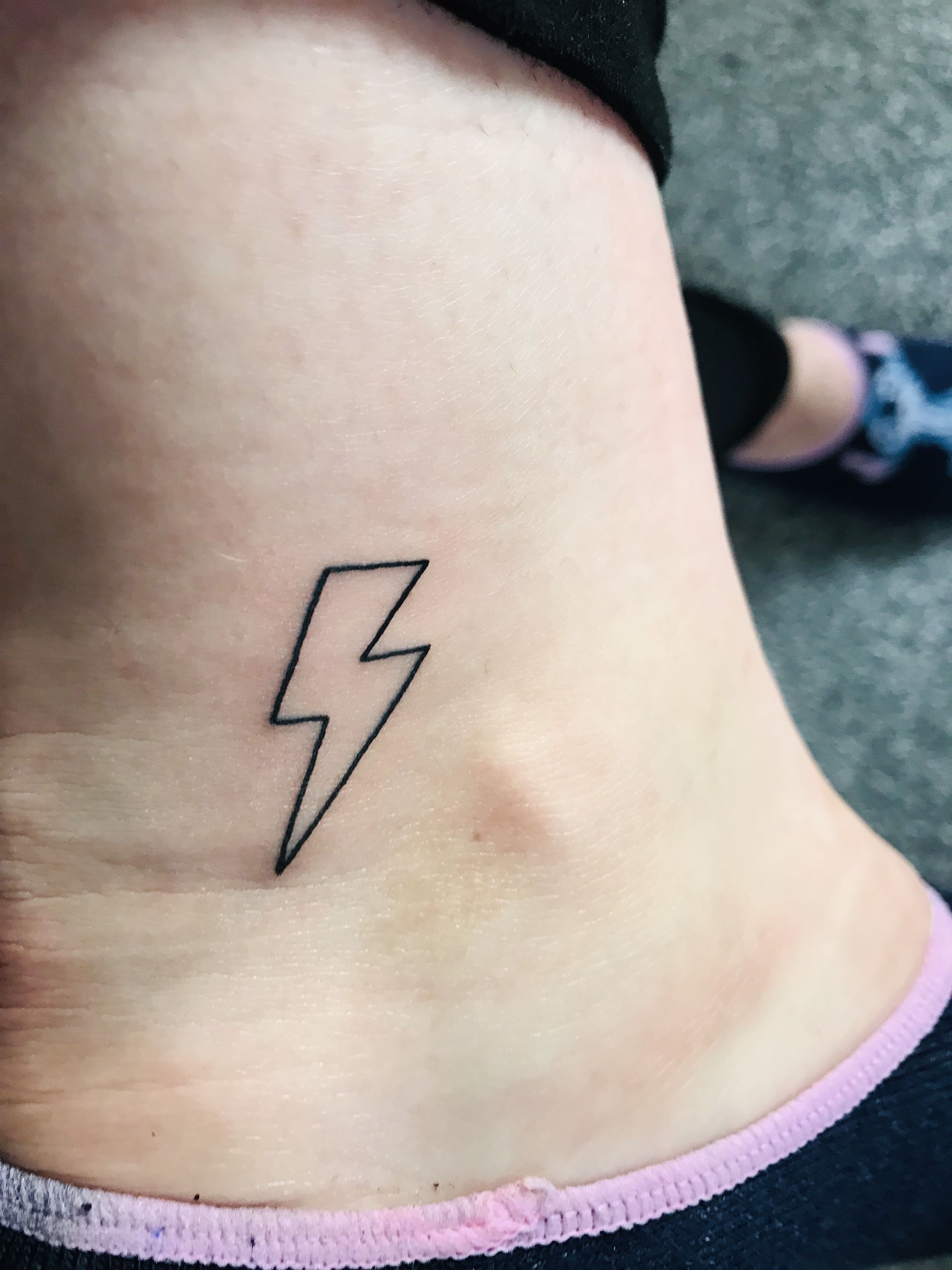 Pin By On Tatoos In 2021 Lightning Bolt Tattoo Bolt Tattoo