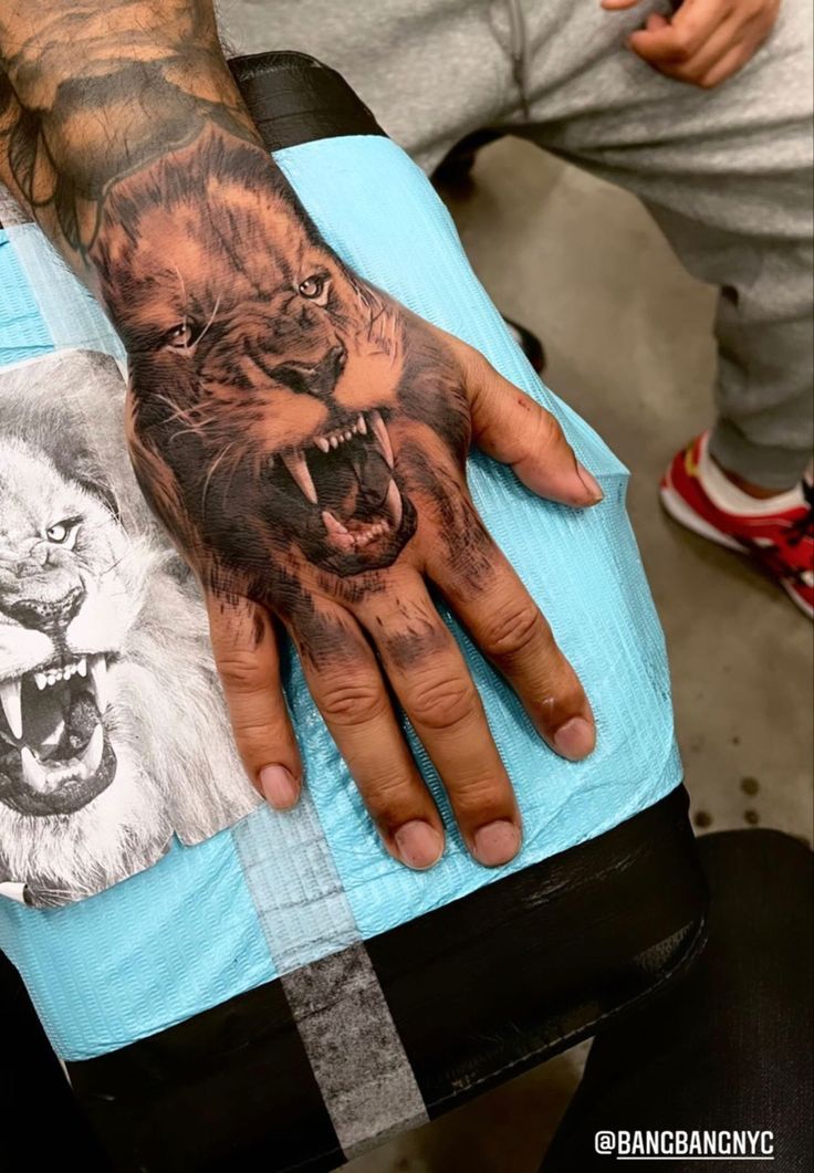 Pin By Zee Tattoo On Lion Phanther Lion Tattoo Mens Lion Tattoo