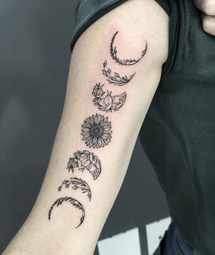 Seducing With Floral Moon Tattoo Designs To Make A Statement