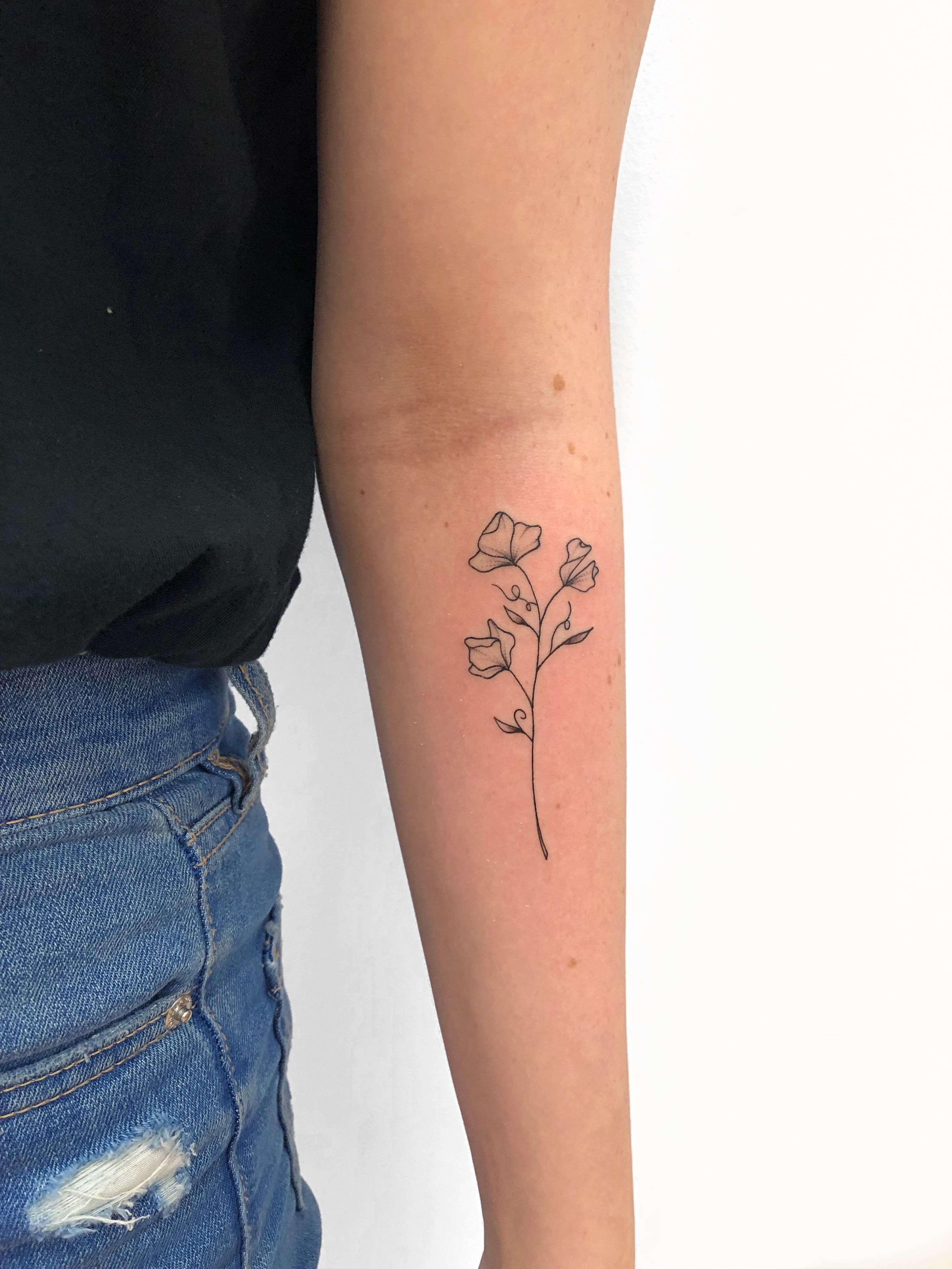 Simple And Small Flower Tattoo Ideas For Men And Women