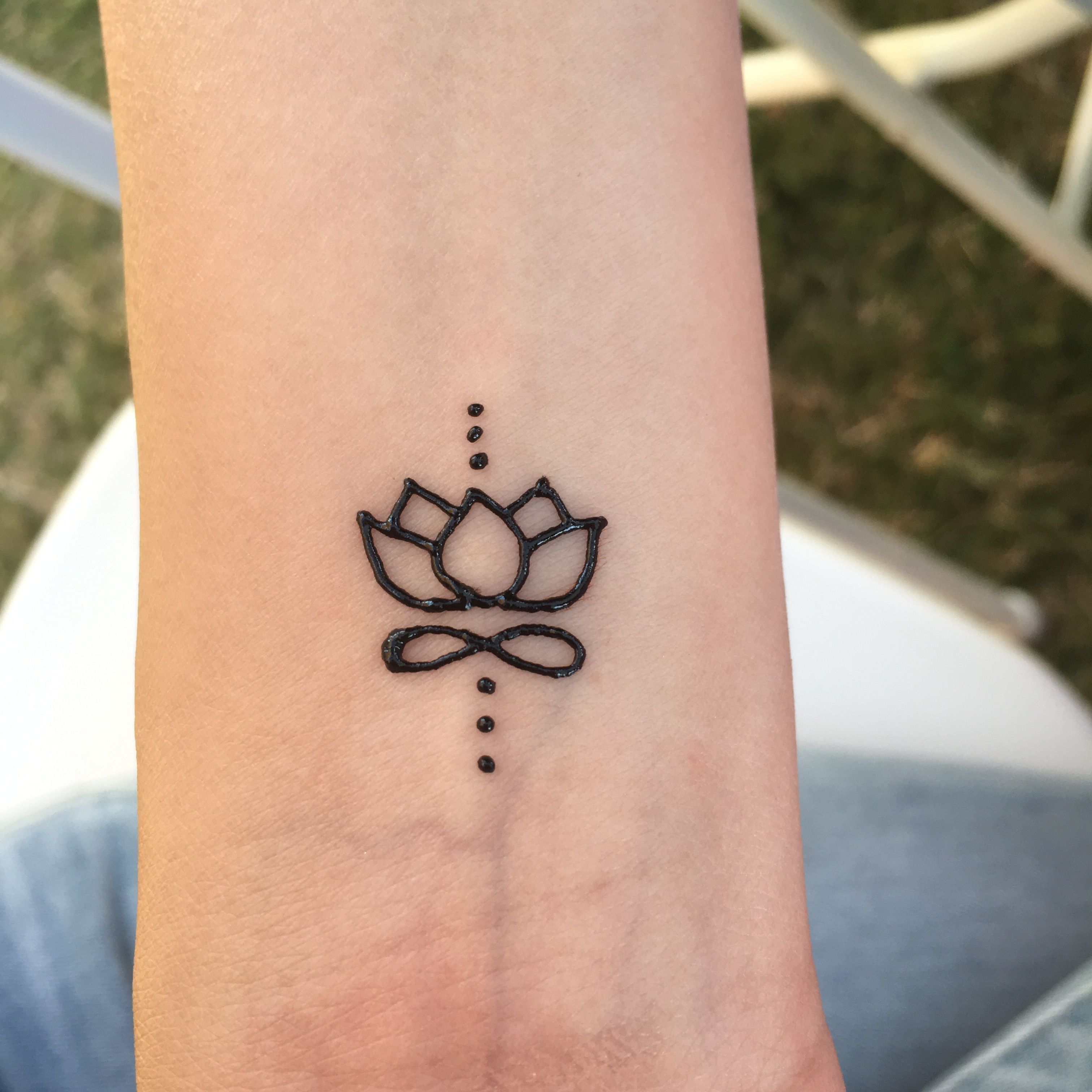 Simple Henna Tattoo On Hand Simple Henna Tattoo Henna Tattoo Henna